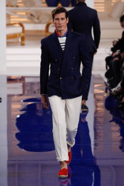 New York, Ny - 12 Şubat: Ralph Lauren ilkbahar/yaz 18 moda pist üzerinde 12 Şubat 2018 New York moda haftası sırasında New York'ta göstermek bir modeli yürür.
