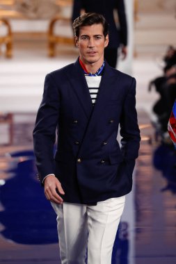 New York, Ny - 12 Şubat: Ralph Lauren ilkbahar/yaz 18 moda pist üzerinde 12 Şubat 2018 New York moda haftası sırasında New York'ta göstermek bir modeli yürür.