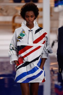 New York, Ny - 12 Şubat: Ralph Lauren ilkbahar/yaz 18 moda pist üzerinde 12 Şubat 2018 New York moda haftası sırasında New York'ta göstermek bir modeli yürür.