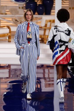 New York, Ny - 12 Şubat: Ralph Lauren ilkbahar/yaz 18 moda pist üzerinde 12 Şubat 2018 New York moda haftası sırasında New York'ta göstermek bir modeli yürür.