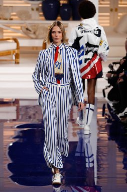 New York, Ny - 12 Şubat: Ralph Lauren ilkbahar/yaz 18 moda pist üzerinde 12 Şubat 2018 New York moda haftası sırasında New York'ta göstermek bir modeli yürür.