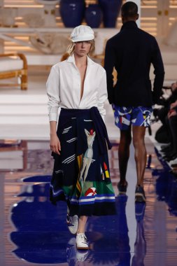 New York, Ny - 12 Şubat: Ralph Lauren ilkbahar/yaz 18 moda pist üzerinde 12 Şubat 2018 New York moda haftası sırasında New York'ta göstermek bir modeli yürür.