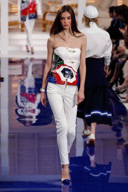 New York, Ny - 12 Şubat: Ralph Lauren ilkbahar/yaz 18 moda pist üzerinde 12 Şubat 2018 New York moda haftası sırasında New York'ta göstermek bir modeli yürür.