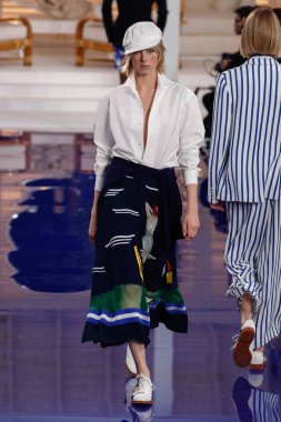 New York, Ny - 12 Şubat: Ralph Lauren ilkbahar/yaz 18 moda pist üzerinde 12 Şubat 2018 New York moda haftası sırasında New York'ta göstermek bir modeli yürür.