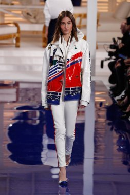 New York, Ny - 12 Şubat: Ralph Lauren ilkbahar/yaz 18 moda pist üzerinde 12 Şubat 2018 New York moda haftası sırasında New York'ta göstermek bir modeli yürür.