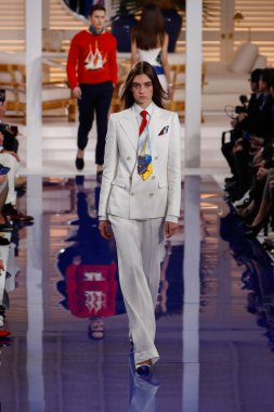 New York, Ny - 12 Şubat: Ralph Lauren ilkbahar/yaz 18 moda pist üzerinde 12 Şubat 2018 New York moda haftası sırasında New York'ta göstermek bir modeli yürür.