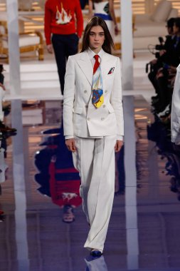 New York, Ny - 12 Şubat: Ralph Lauren ilkbahar/yaz 18 moda pist üzerinde 12 Şubat 2018 New York moda haftası sırasında New York'ta göstermek bir modeli yürür.