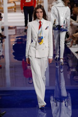 New York, Ny - 12 Şubat: Ralph Lauren ilkbahar/yaz 18 moda pist üzerinde 12 Şubat 2018 New York moda haftası sırasında New York'ta göstermek bir modeli yürür.