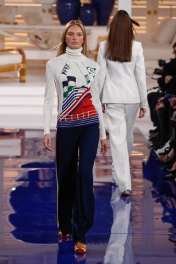 New York, Ny - 12 Şubat: Ralph Lauren ilkbahar/yaz 18 moda pist üzerinde 12 Şubat 2018 New York moda haftası sırasında New York'ta göstermek bir modeli yürür.