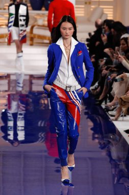 New York, Ny - 12 Şubat: Ralph Lauren ilkbahar/yaz 18 moda pist üzerinde 12 Şubat 2018 New York moda haftası sırasında New York'ta göstermek bir modeli yürür.