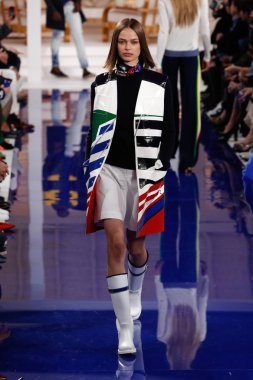 New York, Ny - 12 Şubat: Ralph Lauren ilkbahar/yaz 18 moda pist üzerinde 12 Şubat 2018 New York moda haftası sırasında New York'ta göstermek bir modeli yürür.