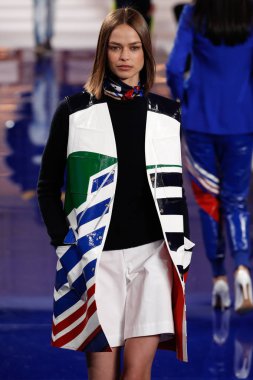 New York, Ny - 12 Şubat: Ralph Lauren ilkbahar/yaz 18 moda pist üzerinde 12 Şubat 2018 New York moda haftası sırasında New York'ta göstermek bir modeli yürür.