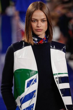 New York, Ny - 12 Şubat: Ralph Lauren ilkbahar/yaz 18 moda pist üzerinde 12 Şubat 2018 New York moda haftası sırasında New York'ta göstermek bir modeli yürür.