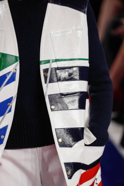 New York, Ny - 12 Şubat: Ralph Lauren ilkbahar/yaz 18 moda pist üzerinde 12 Şubat 2018 New York moda haftası sırasında New York'ta göstermek bir modeli yürür.
