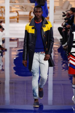 New York, Ny - 12 Şubat: Ralph Lauren ilkbahar/yaz 18 moda pist üzerinde 12 Şubat 2018 New York moda haftası sırasında New York'ta göstermek bir modeli yürür.