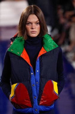 New York, Ny - 12 Şubat: Ralph Lauren ilkbahar/yaz 18 moda pist üzerinde 12 Şubat 2018 New York moda haftası sırasında New York'ta göstermek bir modeli yürür.