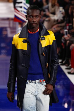 New York, Ny - 12 Şubat: Ralph Lauren ilkbahar/yaz 18 moda pist üzerinde 12 Şubat 2018 New York moda haftası sırasında New York'ta göstermek bir modeli yürür.