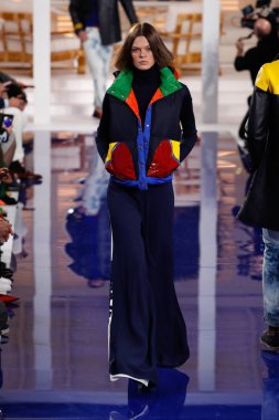 New York, Ny - 12 Şubat: Ralph Lauren ilkbahar/yaz 18 moda pist üzerinde 12 Şubat 2018 New York moda haftası sırasında New York'ta göstermek bir modeli yürür.