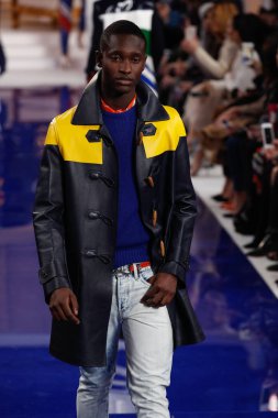 New York, Ny - 12 Şubat: Ralph Lauren ilkbahar/yaz 18 moda pist üzerinde 12 Şubat 2018 New York moda haftası sırasında New York'ta göstermek bir modeli yürür.