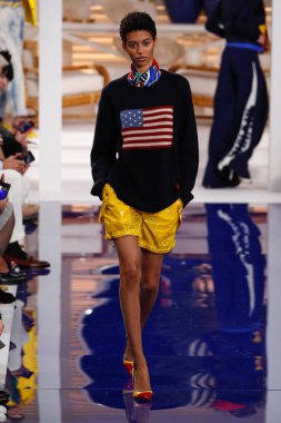 New York, Ny - 12 Şubat: Ralph Lauren ilkbahar/yaz 18 moda pist üzerinde 12 Şubat 2018 New York moda haftası sırasında New York'ta göstermek bir modeli yürür.