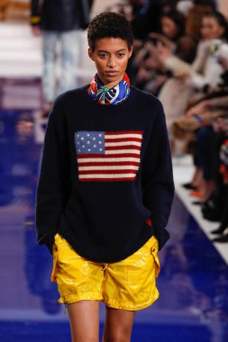 New York, Ny - 12 Şubat: Ralph Lauren ilkbahar/yaz 18 moda pist üzerinde 12 Şubat 2018 New York moda haftası sırasında New York'ta göstermek bir modeli yürür.