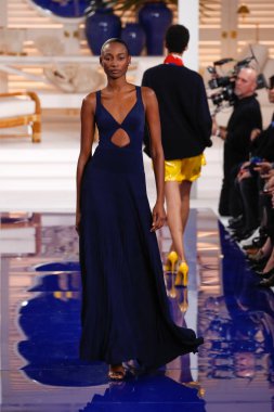 New York, Ny - 12 Şubat: Ralph Lauren ilkbahar/yaz 18 moda pist üzerinde 12 Şubat 2018 New York moda haftası sırasında New York'ta göstermek bir modeli yürür.