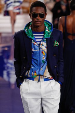 New York, Ny - 12 Şubat: Ralph Lauren ilkbahar/yaz 18 moda pist üzerinde 12 Şubat 2018 New York moda haftası sırasında New York'ta göstermek bir modeli yürür.