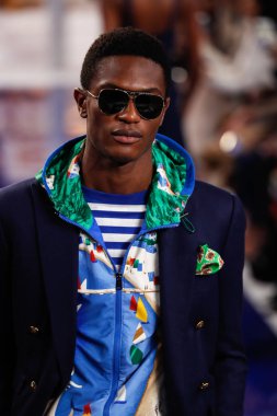 New York, Ny - 12 Şubat: Ralph Lauren ilkbahar/yaz 18 moda pist üzerinde 12 Şubat 2018 New York moda haftası sırasında New York'ta göstermek bir modeli yürür.