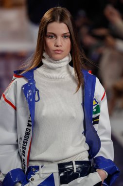 New York, Ny - 12 Şubat: Ralph Lauren ilkbahar/yaz 18 moda pist üzerinde 12 Şubat 2018 New York moda haftası sırasında New York'ta göstermek bir modeli yürür.