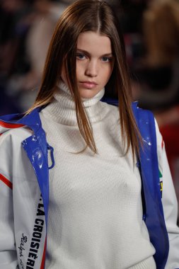 New York, Ny - 12 Şubat: Ralph Lauren ilkbahar/yaz 18 moda pist üzerinde 12 Şubat 2018 New York moda haftası sırasında New York'ta göstermek bir modeli yürür.
