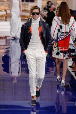 New York, Ny - 12 Şubat: Ralph Lauren ilkbahar/yaz 18 moda pist üzerinde 12 Şubat 2018 New York moda haftası sırasında New York'ta göstermek bir modeli yürür.