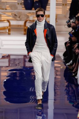 New York, Ny - 12 Şubat: Ralph Lauren ilkbahar/yaz 18 moda pist üzerinde 12 Şubat 2018 New York moda haftası sırasında New York'ta göstermek bir modeli yürür.