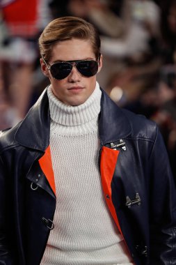 New York, Ny - 12 Şubat: Ralph Lauren ilkbahar/yaz 18 moda pist üzerinde 12 Şubat 2018 New York moda haftası sırasında New York'ta göstermek bir modeli yürür.