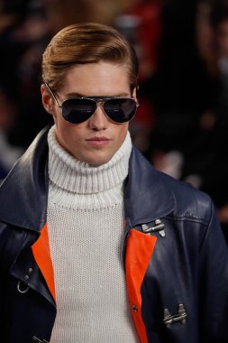 New York, Ny - 12 Şubat: Ralph Lauren ilkbahar/yaz 18 moda pist üzerinde 12 Şubat 2018 New York moda haftası sırasında New York'ta göstermek bir modeli yürür.