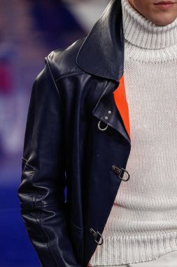 New York, Ny - 12 Şubat: Ralph Lauren ilkbahar/yaz 18 moda pist üzerinde 12 Şubat 2018 New York moda haftası sırasında New York'ta göstermek bir modeli yürür.