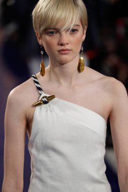 New York, Ny - 12 Şubat: Ralph Lauren ilkbahar/yaz 18 moda pist üzerinde 12 Şubat 2018 New York moda haftası sırasında New York'ta göstermek bir modeli yürür.