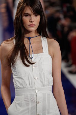 New York, Ny - 12 Şubat: Ralph Lauren ilkbahar/yaz 18 moda pist üzerinde 12 Şubat 2018 New York moda haftası sırasında New York'ta göstermek bir modeli yürür.