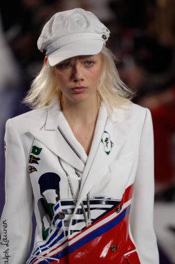 New York, Ny - 12 Şubat: Ralph Lauren ilkbahar/yaz 18 moda pist üzerinde 12 Şubat 2018 New York moda haftası sırasında New York'ta göstermek bir modeli yürür.