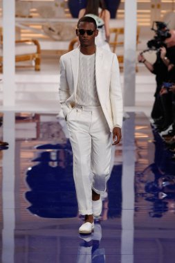 New York, Ny - 12 Şubat: Ralph Lauren ilkbahar/yaz 18 moda pist üzerinde 12 Şubat 2018 New York moda haftası sırasında New York'ta göstermek bir modeli yürür.