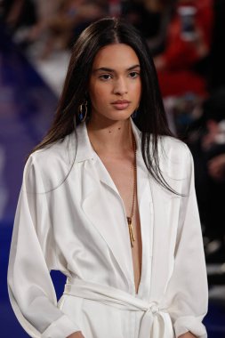 New York, Ny - 12 Şubat: Ralph Lauren ilkbahar/yaz 18 moda pist üzerinde 12 Şubat 2018 New York moda haftası sırasında New York'ta göstermek bir modeli yürür.