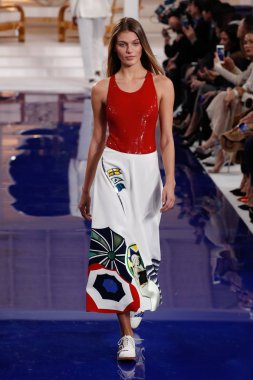 New York, Ny - 12 Şubat: Ralph Lauren ilkbahar/yaz 18 moda pist üzerinde 12 Şubat 2018 New York moda haftası sırasında New York'ta göstermek bir modeli yürür.