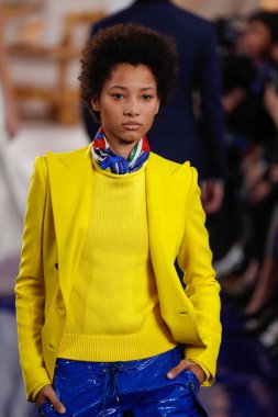New York, Ny - 12 Şubat: Ralph Lauren ilkbahar/yaz 18 moda pist üzerinde 12 Şubat 2018 New York moda haftası sırasında New York'ta göstermek bir modeli yürür.