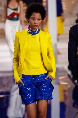 New York, Ny - 12 Şubat: Ralph Lauren ilkbahar/yaz 18 moda pist üzerinde 12 Şubat 2018 New York moda haftası sırasında New York'ta göstermek bir modeli yürür.