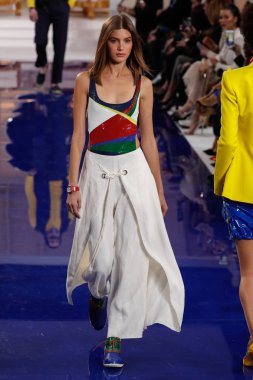 New York, Ny - 12 Şubat: Ralph Lauren ilkbahar/yaz 18 moda pist üzerinde 12 Şubat 2018 New York moda haftası sırasında New York'ta göstermek bir modeli yürür.