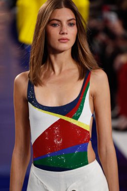 New York, Ny - 12 Şubat: Ralph Lauren ilkbahar/yaz 18 moda pist üzerinde 12 Şubat 2018 New York moda haftası sırasında New York'ta göstermek bir modeli yürür.