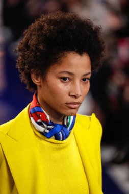 New York, Ny - 12 Şubat: Ralph Lauren ilkbahar/yaz 18 moda pist üzerinde 12 Şubat 2018 New York moda haftası sırasında New York'ta göstermek bir modeli yürür.