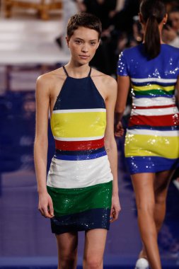 New York, Ny - 12 Şubat: Ralph Lauren ilkbahar/yaz 18 moda pist üzerinde 12 Şubat 2018 New York moda haftası sırasında New York'ta göstermek bir modeli yürür.
