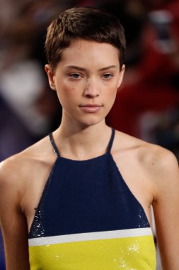 New York, Ny - 12 Şubat: Ralph Lauren ilkbahar/yaz 18 moda pist üzerinde 12 Şubat 2018 New York moda haftası sırasında New York'ta göstermek bir modeli yürür.