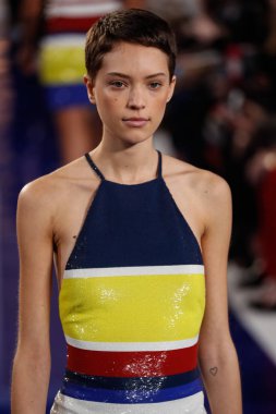 New York, Ny - 12 Şubat: Ralph Lauren ilkbahar/yaz 18 moda pist üzerinde 12 Şubat 2018 New York moda haftası sırasında New York'ta göstermek bir modeli yürür.