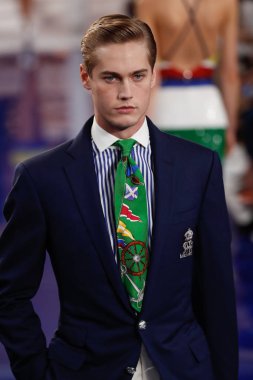 New York, Ny - 12 Şubat: Ralph Lauren ilkbahar/yaz 18 moda pist üzerinde 12 Şubat 2018 New York moda haftası sırasında New York'ta göstermek bir modeli yürür.